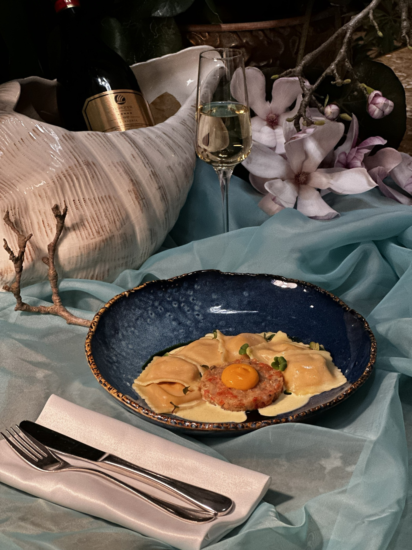 Равиолли творогом President, ферментирвоанными томатами и тар-таром из креветок.jpg